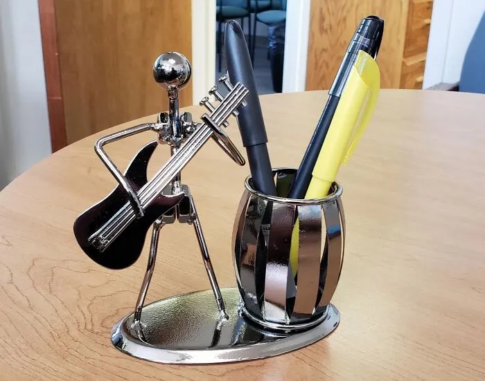 Rock Your Desk With <span Style="Font:inherit;color:#d74b1f;"> The Guitar Pen Holder</Span>: Because Even Your Stationery Should Jam