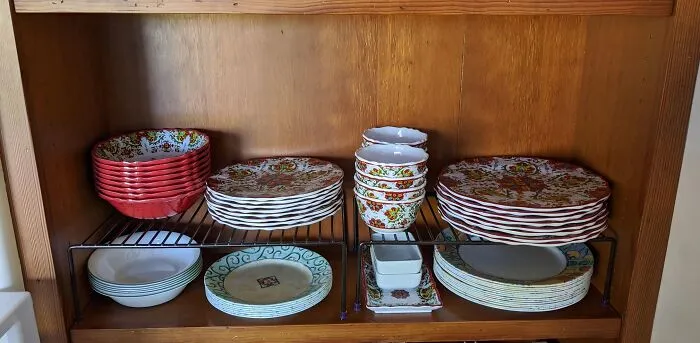 The <a Style="Display:inline;" Href="Https://Www.amazon.com/Kitchen-Storage-Expandable-Organization-Organizer/Dp/B07z5pbk7y?crid=yiay9rhsm6m0&dib=eyj2ijoimsj9.7gs5soolgl0k_fasfjparcr8ztmmw92sf6_khpqvz04cak9tjhb7x8tkhmlh1oxbdgv9z5tpqtbbi62786nixibtz3_1olqnzzk9l-Hn0efk12fzbk8okpufnupz3k1ekyqa86pdztjmxohgjxedd9gt6bnfss-Big-Zbcqecrdpu-Tvamzh4ss5ifobrjixrzy4r40hsrp98k1hxdijj_94pjoadu1-Iphll7cqoxu6clpodbxxqomestfyehql7hmsvriqex2x3ojpvj3hx99ijifm16chfvwbz9rblfa.tho8qt-N2_2zpcvbun2vjpvgq4zynjummnfh550wq2s&dib_tag=se&keywords=seville%2bclassics%2biron%2bslat%2bexpandable%2bkitchen%2bcounter%2band%2bcabinet%2bshelf&qid=1714640459&s=home-Garden&sprefix=seville%2bclassics%2biron%2bslat%2bexpandable%2bkitchen%2bcounter%2band%2bcabinet%2bshelf%2cgarden%2c174&sr=1-6&th=1&linkcode=ll1&tag=bpbat-20&linkid=9cc6de6794464a2dacf067f839b9d552&language=en_us&ref_=as_li_ss_tl" Target="_blank"><span Style="Font:inherit;color:#d74b1f;"> Tomorotec's Expandable Shelf Organizer</Span> Keeps Your Plates In Place
