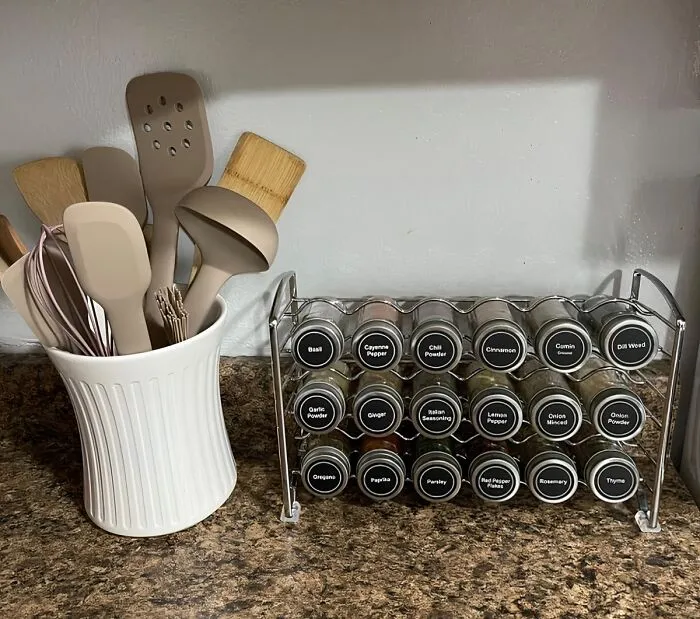 Never Run Out Of Cinammon Again With This <span Style="Font:inherit;color:#d74b1f;"> Spice Rack</Span> That Lets You Keep An Eye On Your Spice Stock