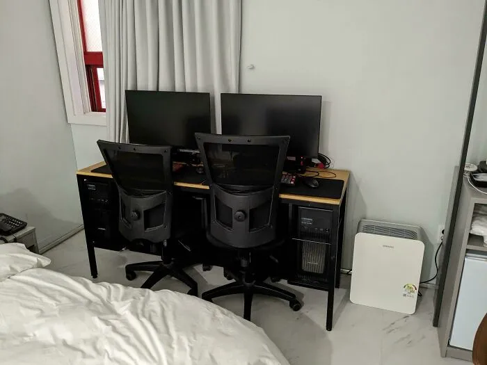 Mi habitación de hotel venía con 2 pcs para jugar