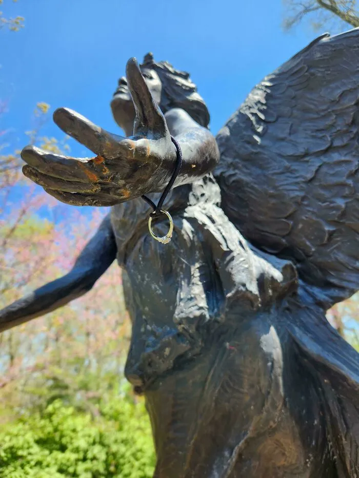 He encontrado un anillo de compromiso enganchado a esta estatua