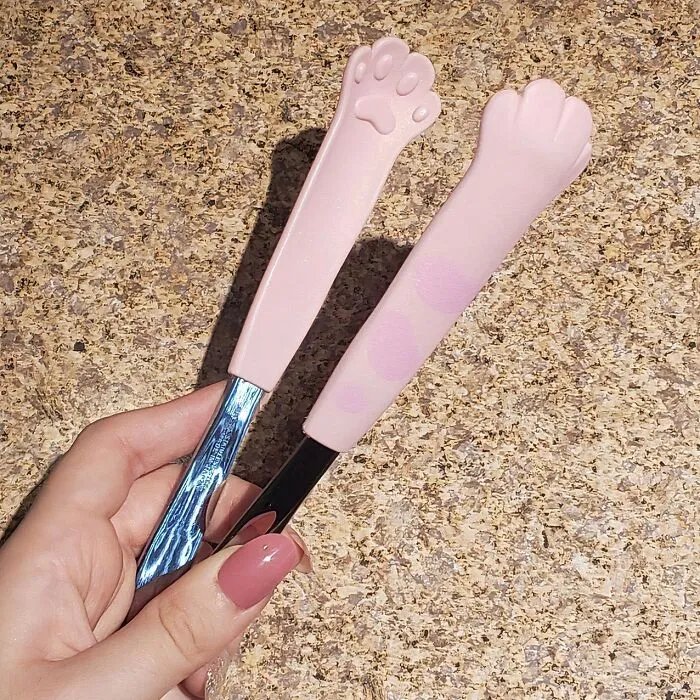Get Your Paws On These Silicone <a Style="Display:inline;" Href="Https://Www.amazon.com/Miya-Catch-Tongs-7-Inch-Pink/Dp/B0039rhf2c?ie=utf8&linkcode=ll1&tag=bpsquirrel-20&linkid=94c27b571be0dfa6aac9015451babcf3&language=en_us&ref_=as_li_ss_tl" Target="_blank"><span Style="Font:inherit;color:#d74b1f;"> Cat Paw Kitchen Tongs </Span> To Avoid Scratching Your Cookware