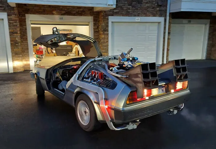 El vecino tiene un DeLorean y lo ha tuneado para que parezca el de Regreso al futuro