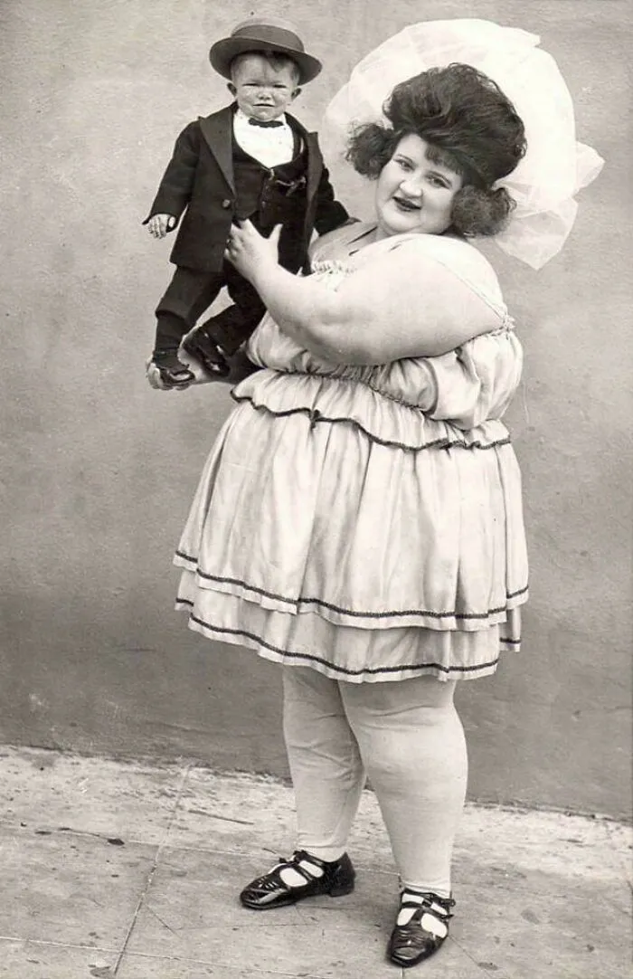 "World’s Largest Woman And Smallest Man", July 1922. Nellie Blanche Lane, 642 Lbs., And Clarence Chesterfield Howerton, 2 Ft. 4 Inches Tall, One Of The Munchkins In 'Wizard Of Oz' (Who Was 9 Years Old)