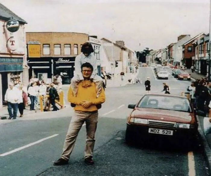 Esta fotografía fue tomada segundos antes de que el auto rojo explotara, cobrando la vida de 29 personas, incluido el fotógrafo. La cámara fue encontrada posteriormente entre los escombros. El hombre y el niño de la foto sobrevivieron
