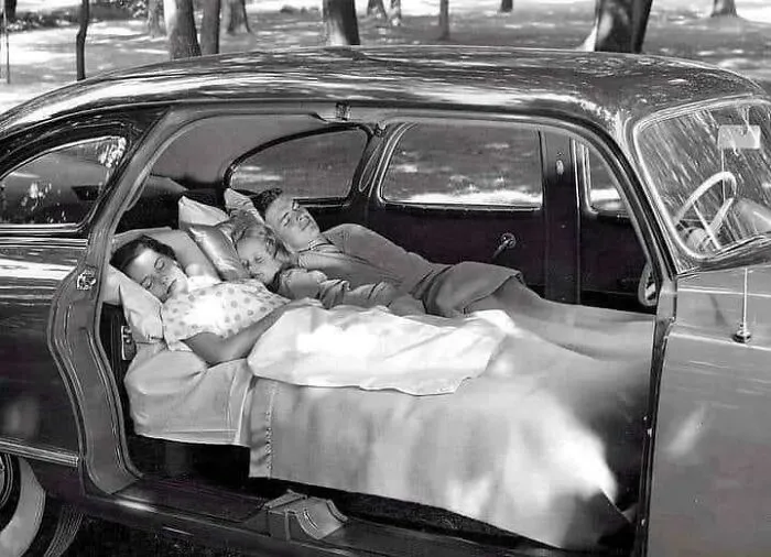 El Nash Airflyte de 1949 fue diseñado con asientos que se reclinaban formando camas convertibles. En 1936, Nash Motors introdujo la función "Cama-en-el-coche"