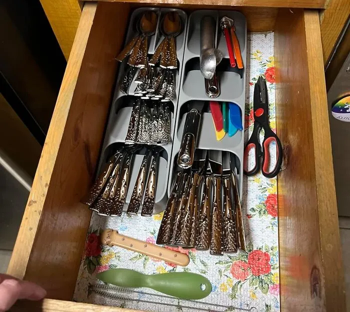 Stay Drawer-Matic, With The <a Style="Display:inline;" Href="Https://Www.amazon.com/Gp/Product/B072r6clrc?&linkcode=ll1&tag=bpboar-20&linkid=fe94b27a5573b0d6f99f5f2c0c2d57f0&language=en_us&ref_=as_li_ss_tl" Target="_blank"><span Style="Font:inherit;color:#d74b1f;"> Compact Utensil Organizer</Span>