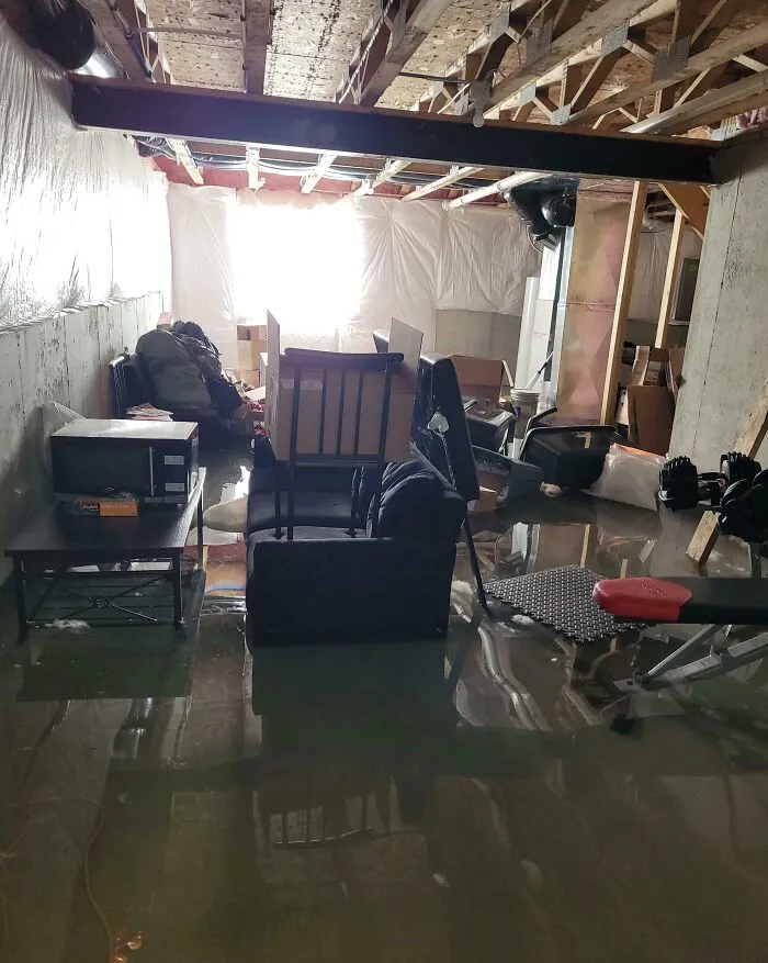 Mi hija se dejó la manguera del jardín abierta toda la noche y de algún modo inundó el sótano