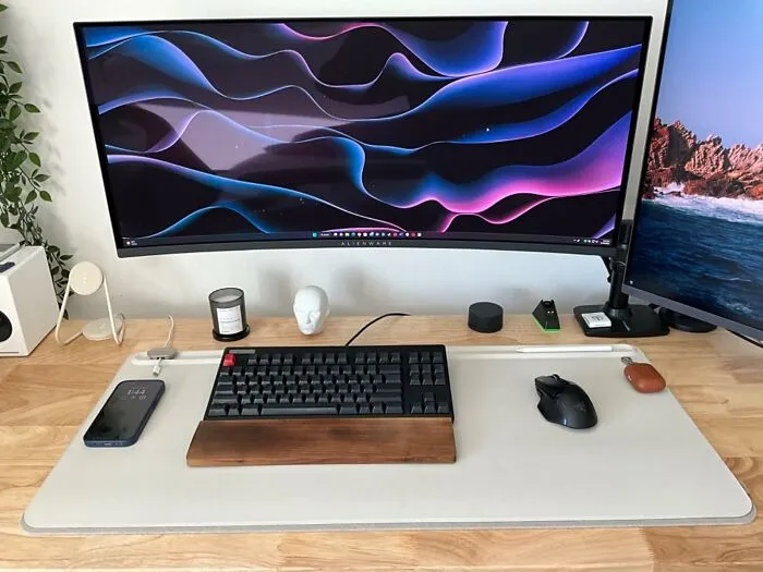 This <span Style="Font:inherit;color:#d74b1f;"> Desk Mat </Span> Is Cleaning Up Your Desk Chaos