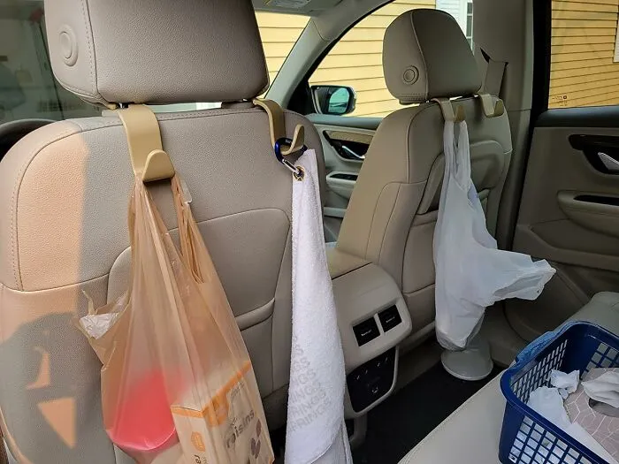 Use This <span Style="Font:inherit;color:#d74b1f;"> Car Seat Headrest Hook </Span> To Stop Fiddling In The Backseat To Find Your Bags
