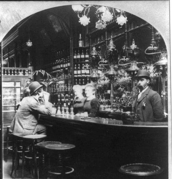 London Bar Scene With Pub Landlord And His Barmaids, With Lone Drinker. С. 1893