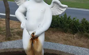 35 Times People Went Out Of Their Way To Make Their Gardens And Yards Unique But Ended Up With These (New Pics)