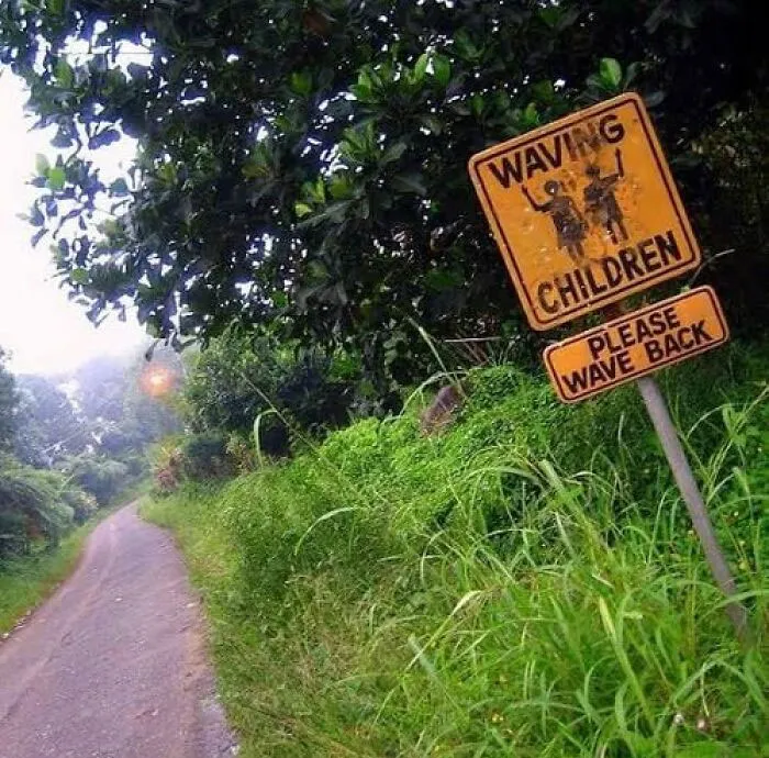 “Signs That Make You Just A Little Unsettled”: 50 Times People Felt Threatened By A Weird Sign