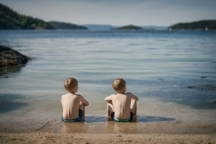 “Parents Of Identical Twins, How Did You Avoid Getting Them Confused As Babies?” (35 Answers)