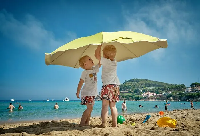 “Parents Of Identical Twins, How Did You Avoid Getting Them Confused As Babies?” (35 Answers)