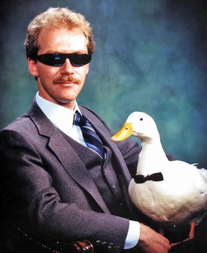 Mi papá y su amada mascota, un pato que crió desde un huevo en 1994