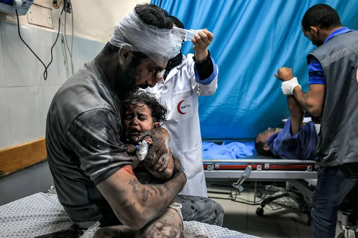 Father's Hug © Mahmoud Hams / Afp