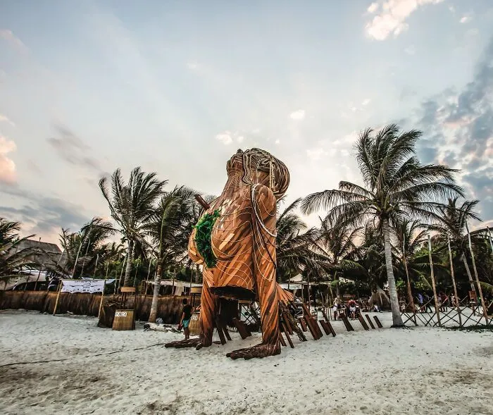 Artist Creates Dream-Like Giant Sculptures (18 Pics)