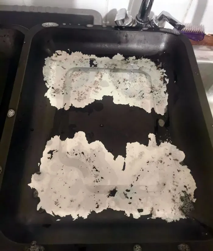 Le pedí a mi hijo de 10 años que limpiara la bandeja de hornear