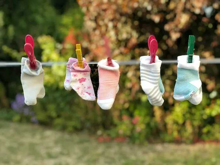 “Parents Of Identical Twins, How Did You Avoid Getting Them Confused As Babies?” (35 Answers)