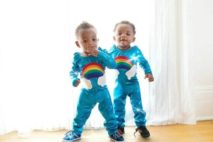 “Parents Of Identical Twins, How Did You Avoid Getting Them Confused As Babies?” (35 Answers)