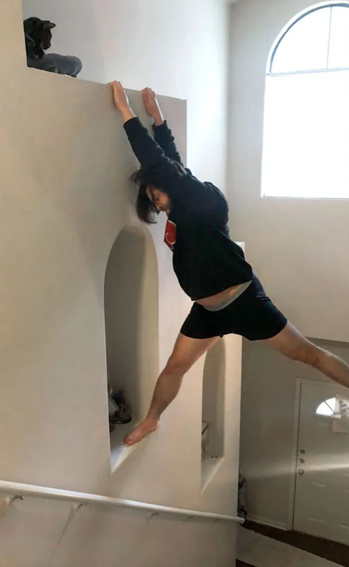 Mi novio intentando alcanzar a la gata para darle un beso