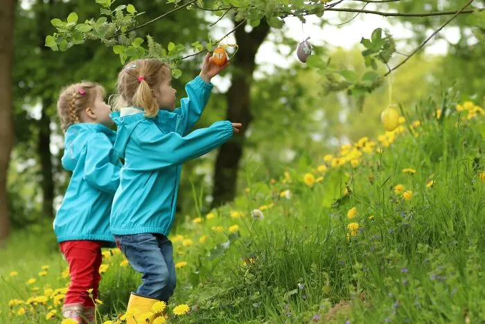 “Parents Of Identical Twins, How Did You Avoid Getting Them Confused As Babies?” (35 Answers)
