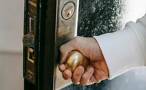 “People Who Escaped Death By Complete Luck. What Happened?” (30 Answers)