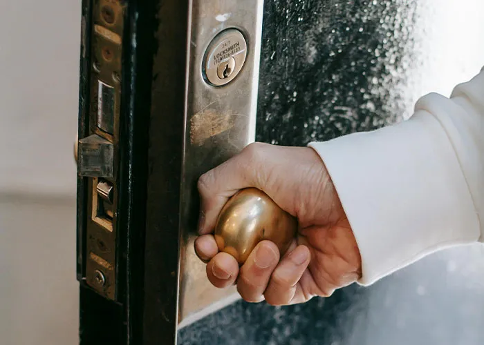 “People Who Escaped Death By Complete Luck. What Happened?” (30 Answers)