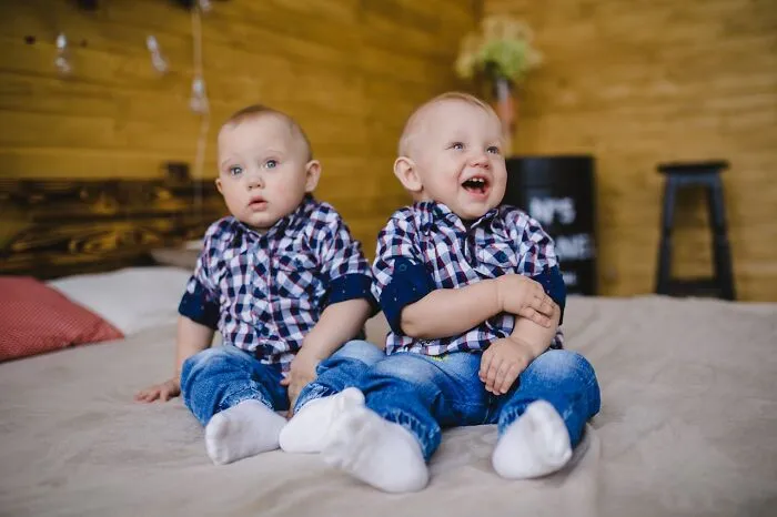 “Parents Of Identical Twins, How Did You Avoid Getting Them Confused As Babies?” (35 Answers)