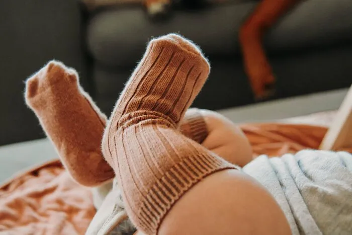 “Parents Of Identical Twins, How Did You Avoid Getting Them Confused As Babies?” (35 Answers)