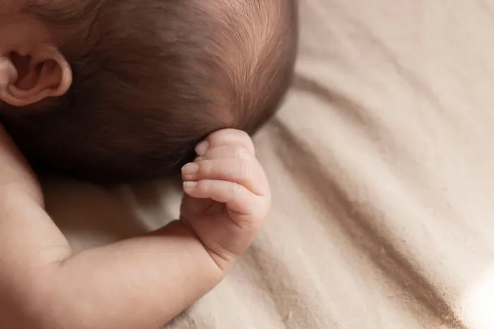 “Parents Of Identical Twins, How Did You Avoid Getting Them Confused As Babies?” (35 Answers)