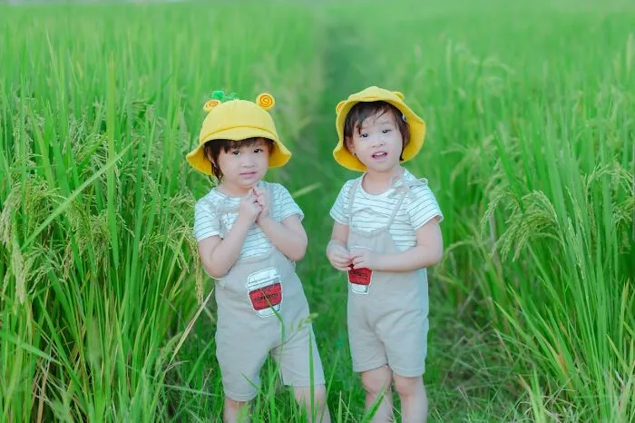 “Parents Of Identical Twins, How Did You Avoid Getting Them Confused As Babies?” (35 Answers)