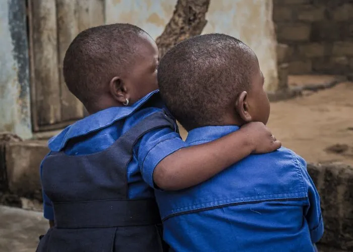 “Parents Of Identical Twins, How Did You Avoid Getting Them Confused As Babies?” (35 Answers)