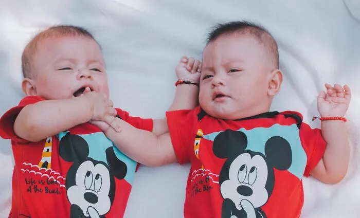 “Parents Of Identical Twins, How Did You Avoid Getting Them Confused As Babies?” (35 Answers)