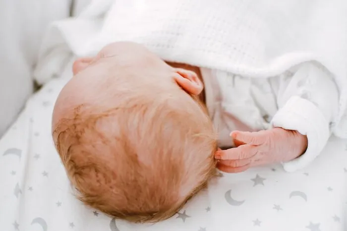 “Parents Of Identical Twins, How Did You Avoid Getting Them Confused As Babies?” (35 Answers)