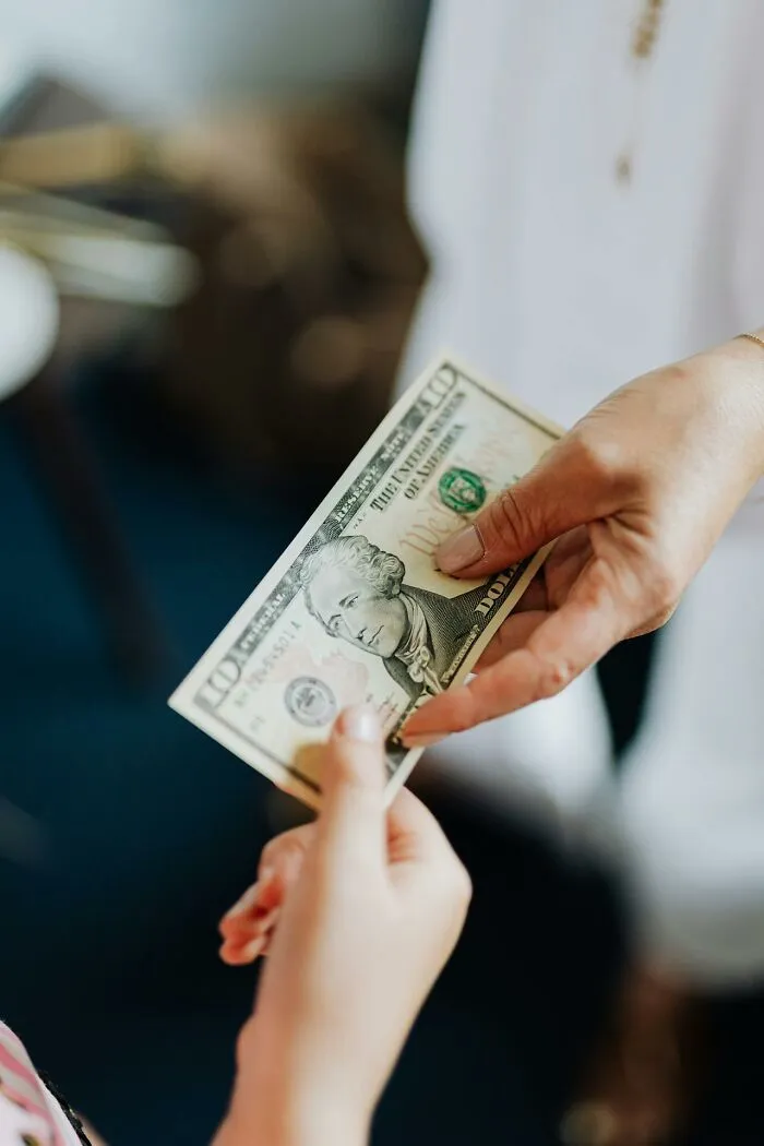 30 People Who Dated Rich Share The Most Surprising Things They Experienced
