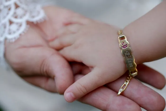 “Parents Of Identical Twins, How Did You Avoid Getting Them Confused As Babies?” (35 Answers)