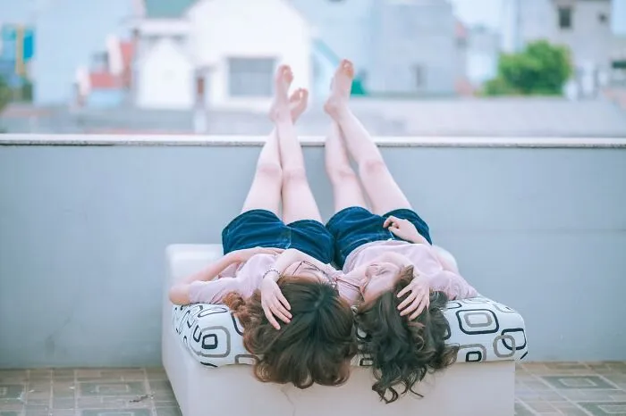 “Parents Of Identical Twins, How Did You Avoid Getting Them Confused As Babies?” (35 Answers)