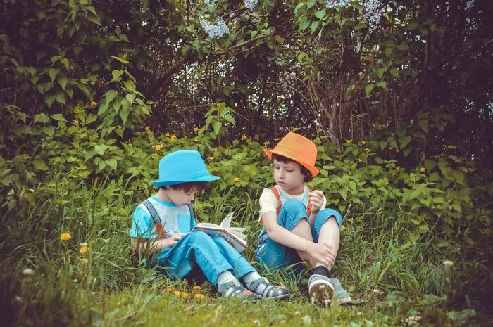 “Parents Of Identical Twins, How Did You Avoid Getting Them Confused As Babies?” (35 Answers)