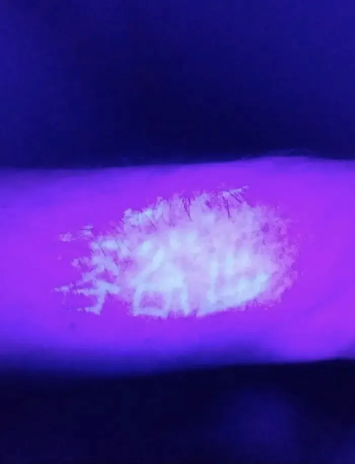 Estos caracteres salen en mi brazo bajo luz negra