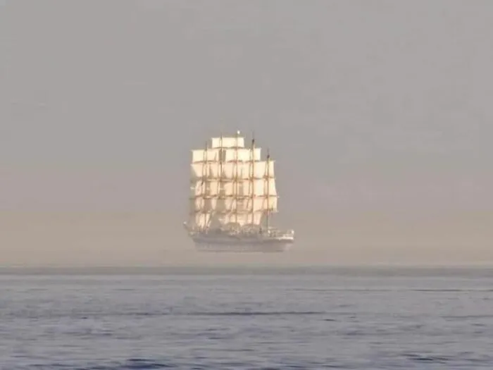 Este velero "volador" fotografiado frente a Dubrovnik, Croacia, se parece al barco fantasma del holandés errante