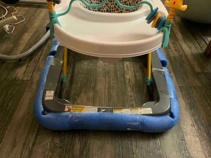 Si pones churros de piscina en los parachoques del andador, no te destrozarás los tobillos cada vez que tu peque vaya a por ti