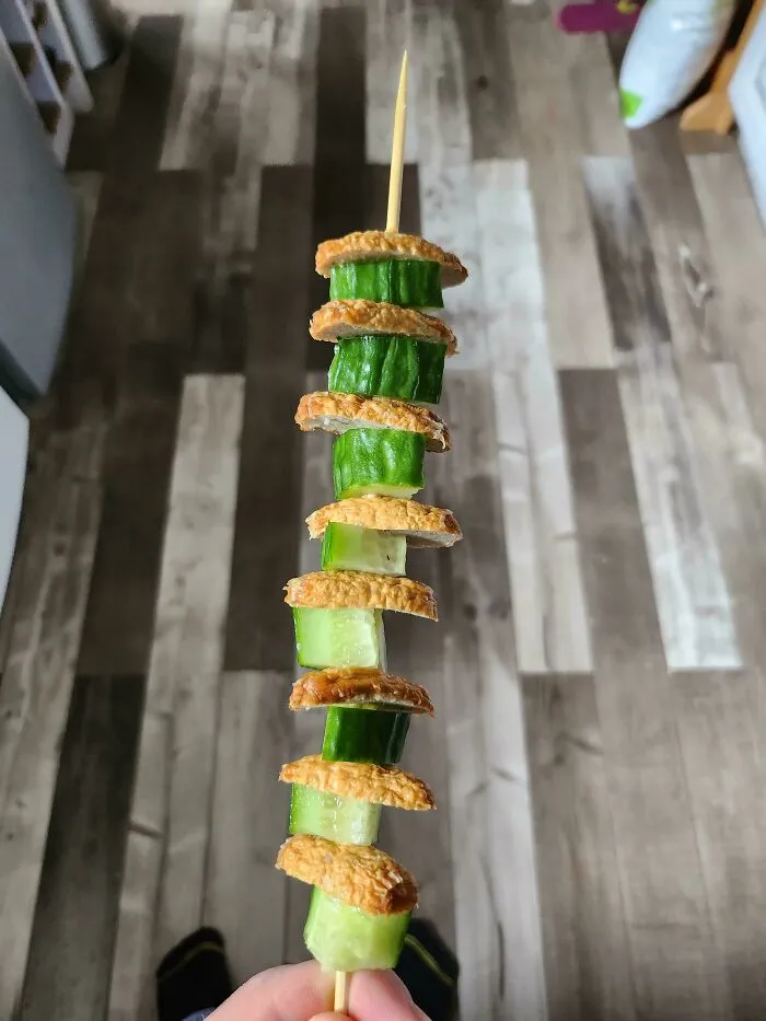 ¿Un niño quisquilloso se niega a comer? Pon la comida en una brocheta, corta el extremo afilado y observa cómo come exactamente lo mismo que rechazó segundos antes