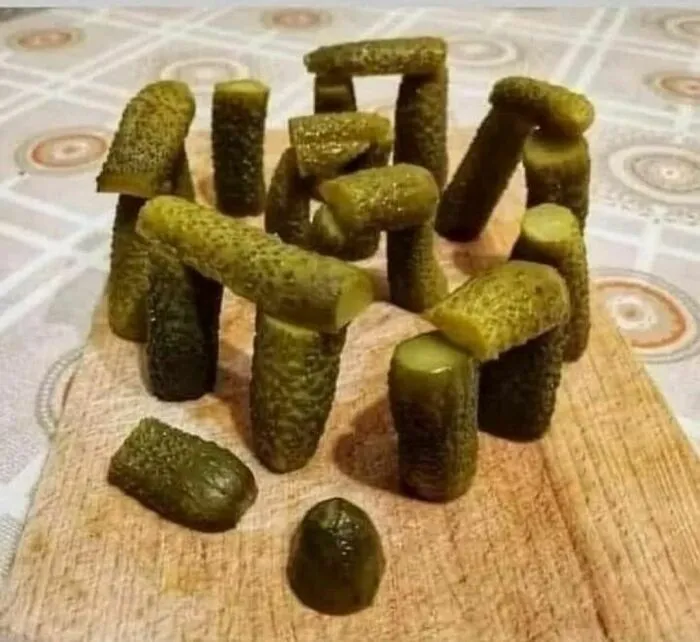 Montaje de pepinillos imitando Stonehenge, imagen incómoda pero divertida para la colección de imágenes realmente incómodas.
