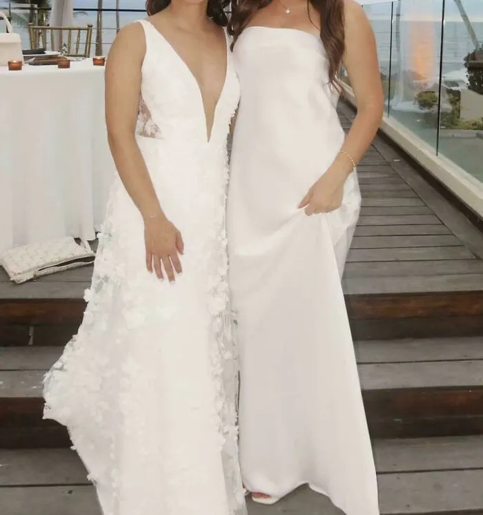 La novia está a la izquierda y su amiga a la derecha, y no estaba con el cortejo nupcial, así que su vestido fue su elección