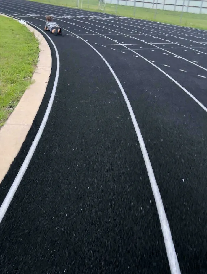 Estaba corriendo en el carril 1 de la pista y apareció este tipo y decidió que este era el lugar perfecto para tumbarse.
