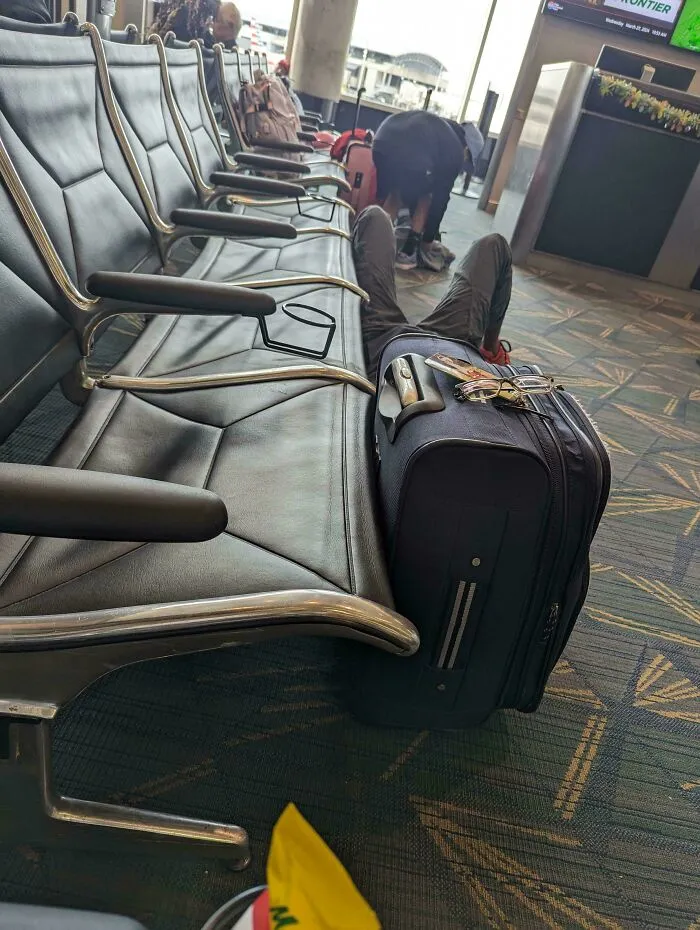 Si te vas a tumbar en el aeropuerto, no le quites el sitio a 4 personas que quizá se quieran sentar