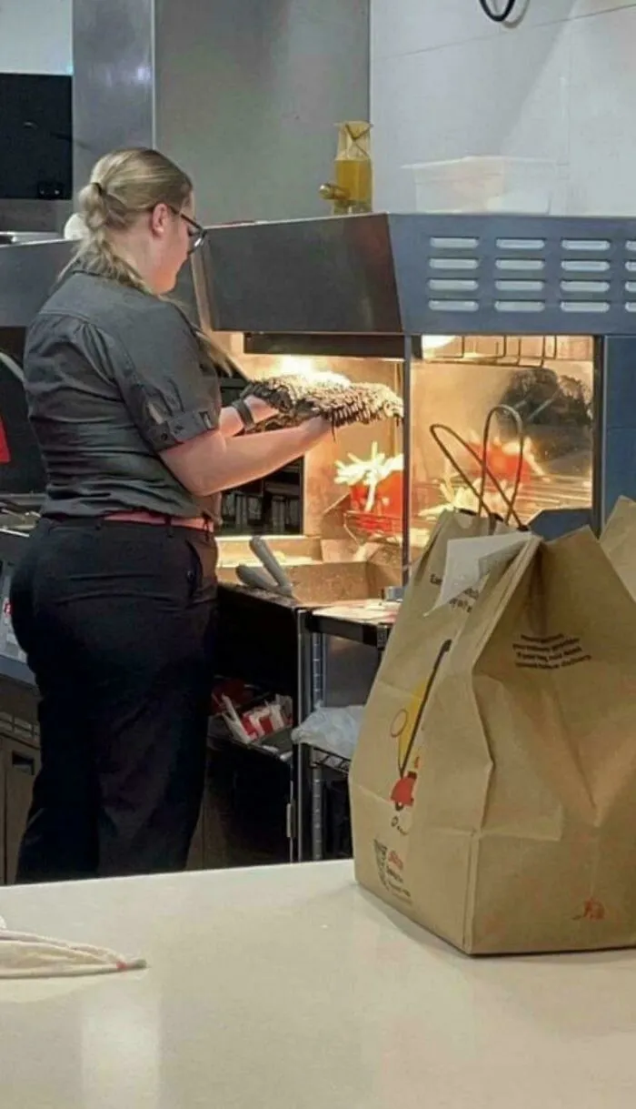 30 Unhinged Pics That Ended Up On This Online Group, Dedicated To The Weird And Questionable (New Pics)