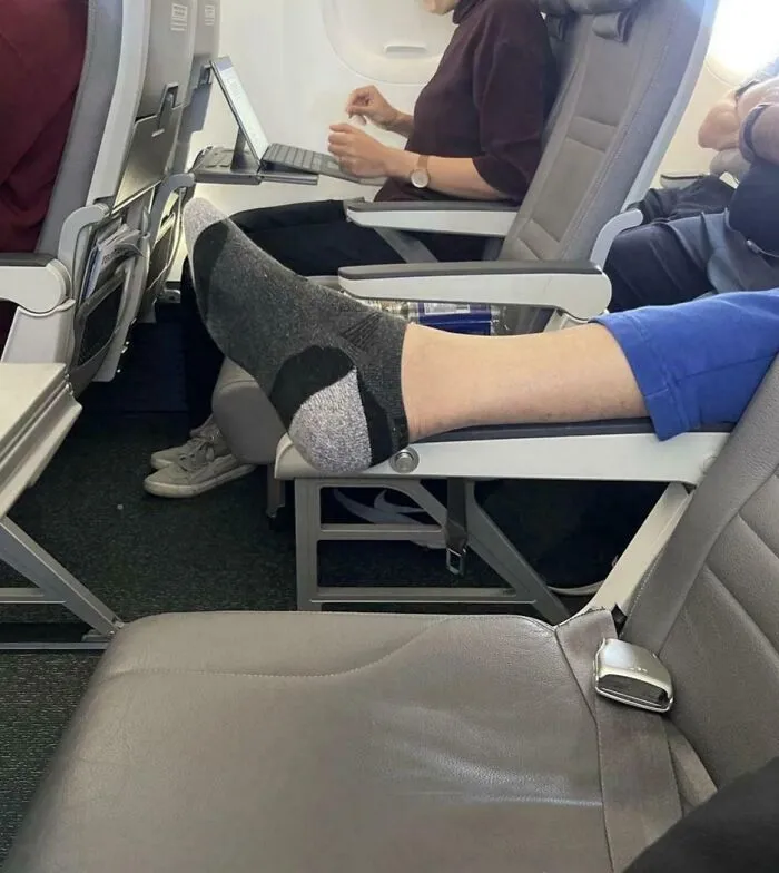 Tu reposabrazos es mi reposapiés